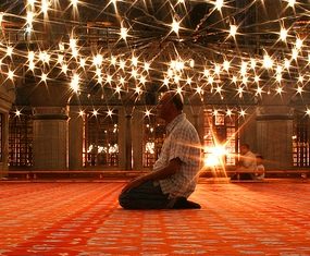 Hiç Arapça Bilmeyen Biri Namazı Başka Bir Dilde Kılabilir Mi?